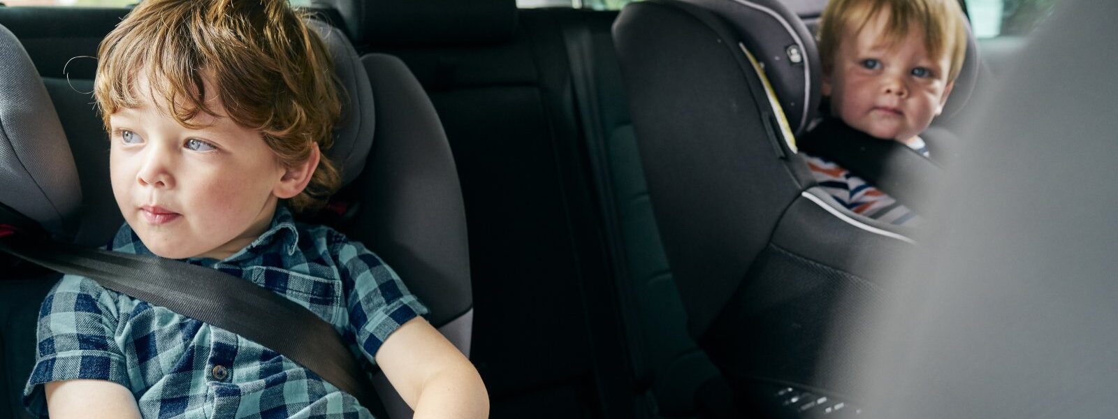 Najlepsze samochody na wynajem dla rodzin z dziećmi 1 two toddlers safely buckled in car seats for a roa 2024 07 04 19 26 02 utc