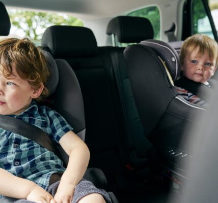 Najlepsze samochody na wynajem dla rodzin z dziećmi 3 two toddlers safely buckled in car seats for a roa 2024 07 04 19 26 02 utc