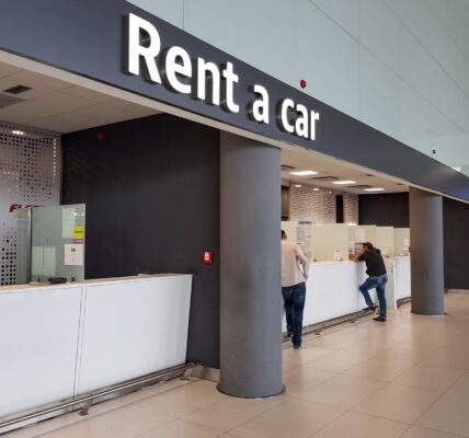 Jak działa ubezpieczenie w wynajmowanym samochodzie? 6 rent a car counter at the airport 2023 11 27 05 13 46 utc