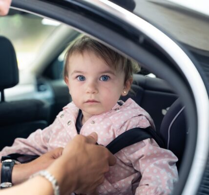 dziecko w samochodzie