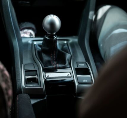 Różnice między automatyczną a manualną skrzynią biegów