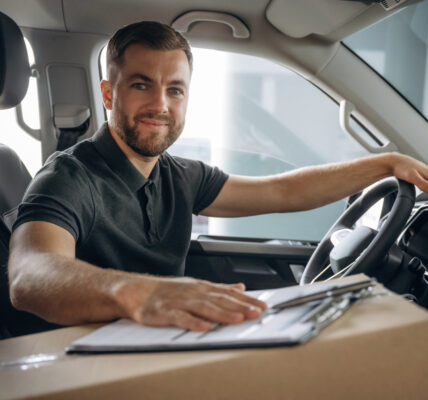 Dodatkowy kierowca w umowie najmu – zasady dopisywania, limity wieku i opłaty