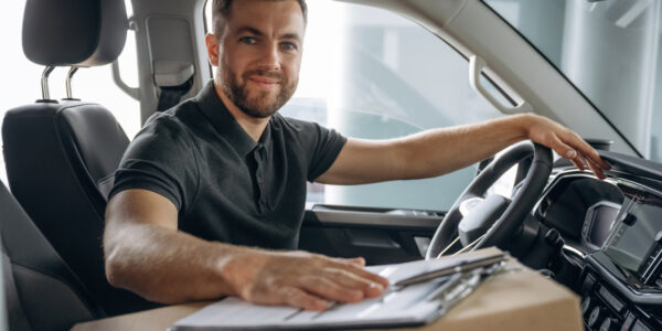 Dodatkowy kierowca w umowie najmu – zasady dopisywania, limity wieku i opłaty